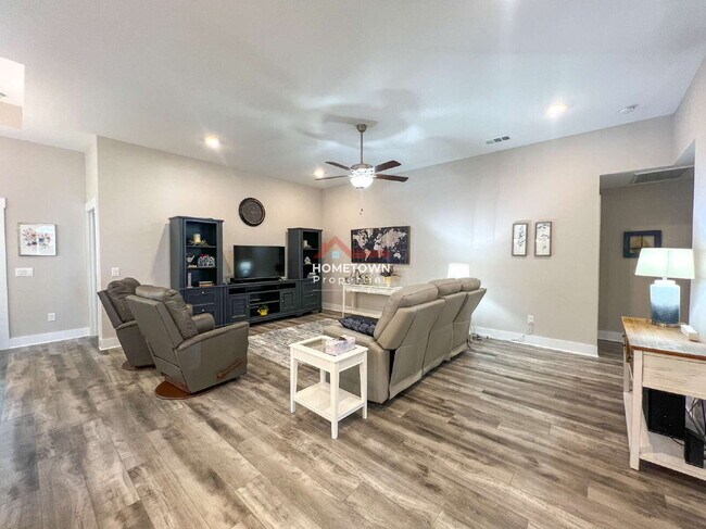 Foto del edificio - Furnished 3-Bed Oasis on Dunridge Drive wi...