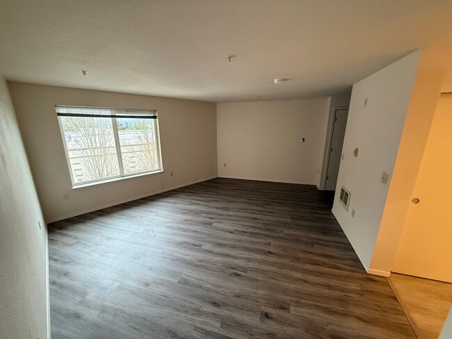 Sala de estar - Rose City Center Apartments - 55 and Over