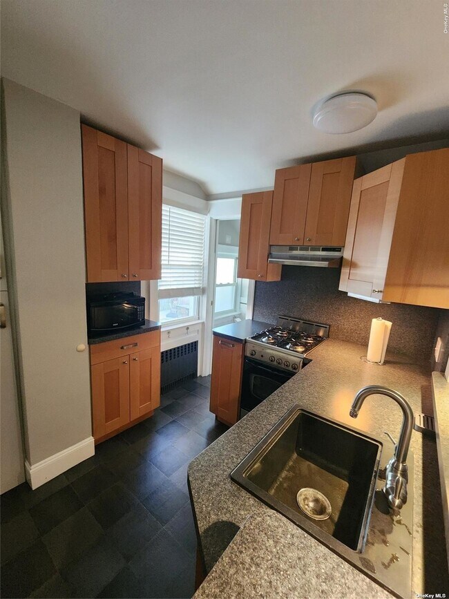 15 McKee St Unit 2nd Fl, Floral Park, NY 11001 Room for Rent in