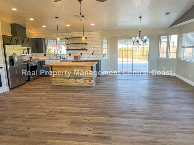 Building Photo - Country Living Paso Robles - 3 Bedroom / 2...