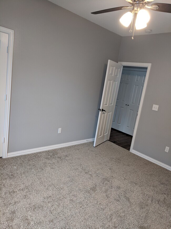 dormitorio - 1028 E Houston St