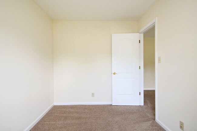 Building Photo - Pet-Friendly Villas at Southern Ridge Apar...