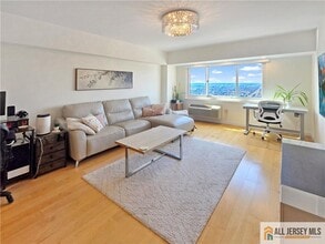 Building Photo - 110 Somerset St