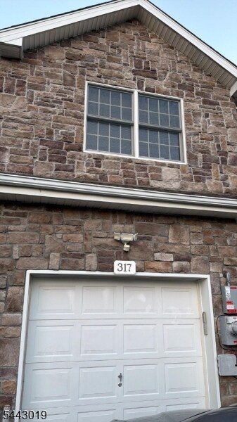Foto del edificio - 317 Raymound Blvd