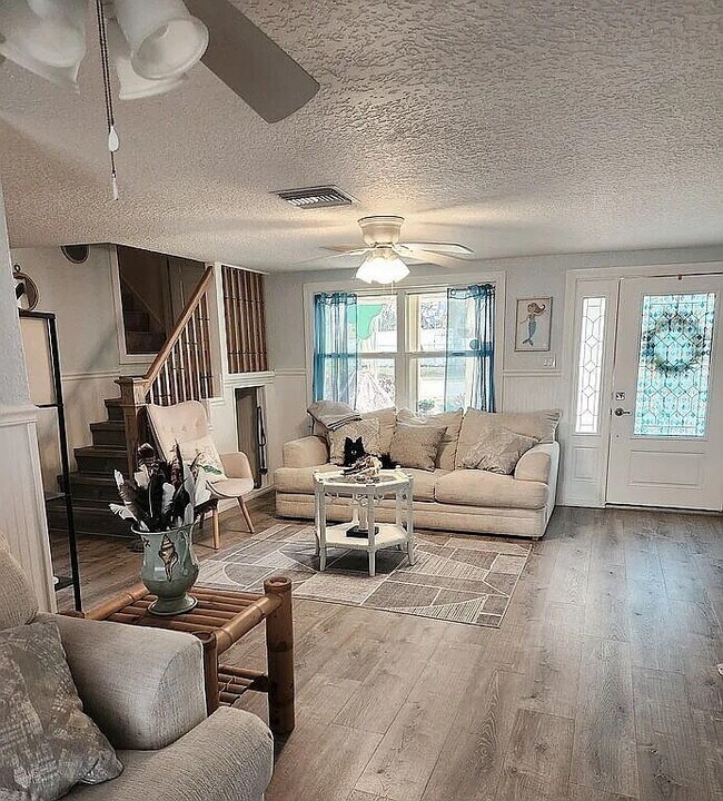 Building Photo - "Charming 4-Bed, 3-Bath Waterfront Home in Weeki Wachee Gardens"