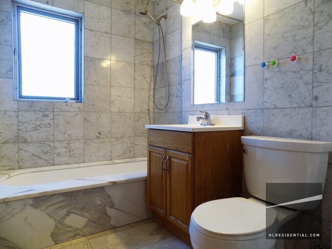 Foto del edificio - 6103 76th St