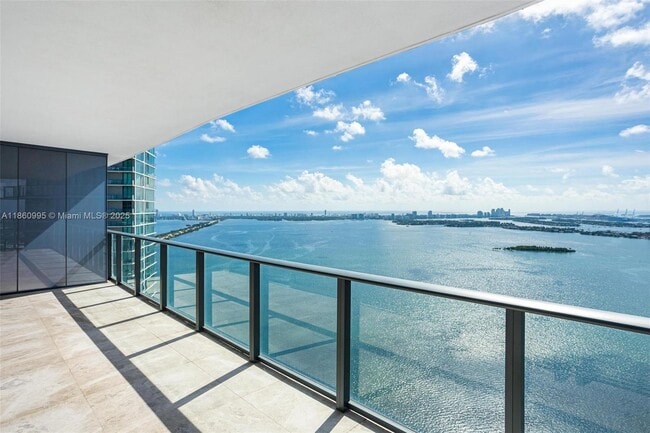 Foto del edificio - 650 NE 32nd St