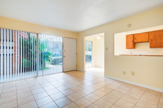 Foto del edificio - Country Club Apartments