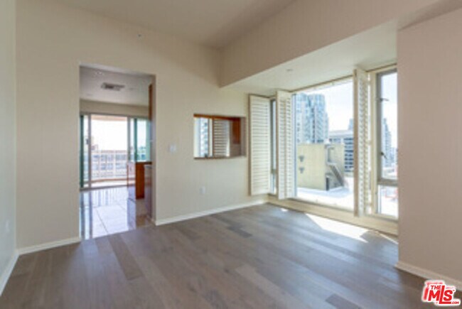 Building Photo - 10727 Wilshire Blvd