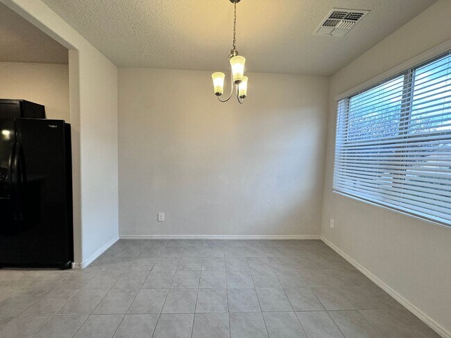 Building Photo - Move in Special! 1/2 off security deposit! 3 bed 2 bath energy efficient