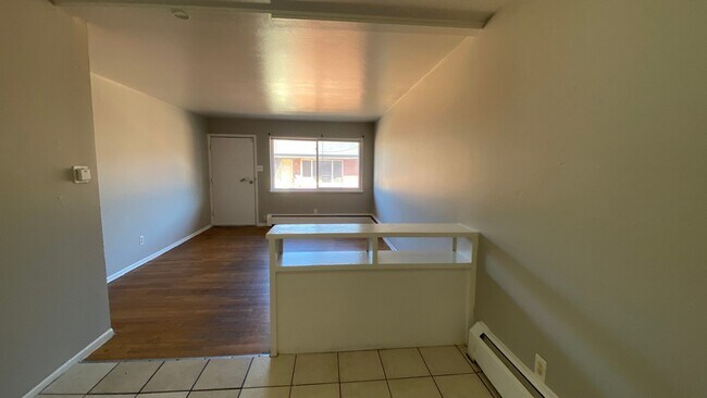 Building Photo - 3 Bedroom 1 Bathroom Aurora Apartment Available Now