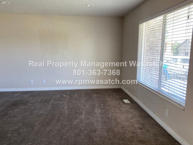 Building Photo - Come See this Charming 4 Bed, 2 Bath home!