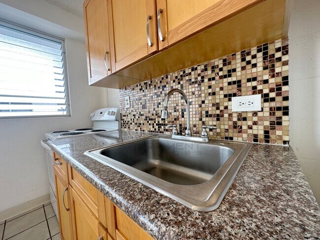 Building Photo - $500 1ST MONTH RENT SPECIAL | GREAT VIEW O...
