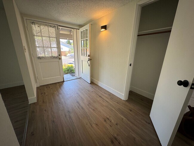 Building Photo - SPACIOUS 3 BEDROOM HOUSE IN PLEASANTON!!! Move in Special!