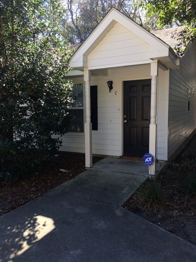 Foto principal - 1 Bedroom 1 Bath End Unit Triplex