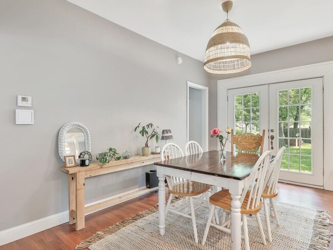 Building Photo - Gorgeous 4 Bedroom Home in RIVERSIDE - Rar...