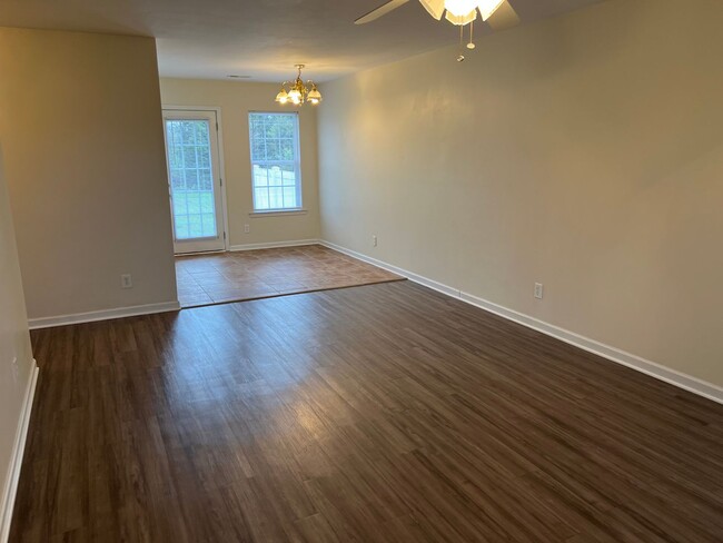 Foto del edificio - N Iredell Area - 3 BR / 2.5 BA + 2-car Garage