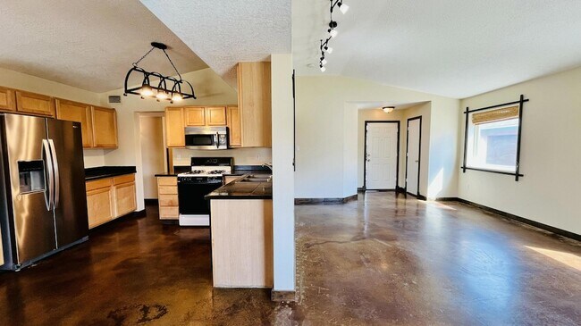 Foto del edificio - 5600 Mesa Ridge Rd NW
