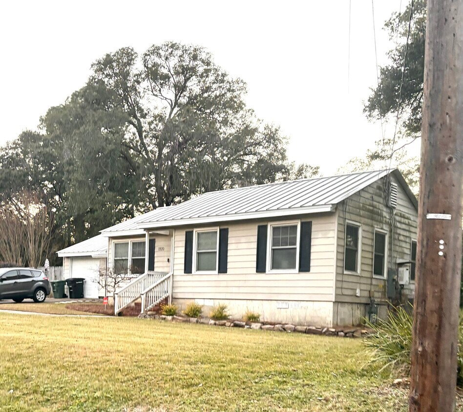 Primary Photo - 1100 Hawthorne St