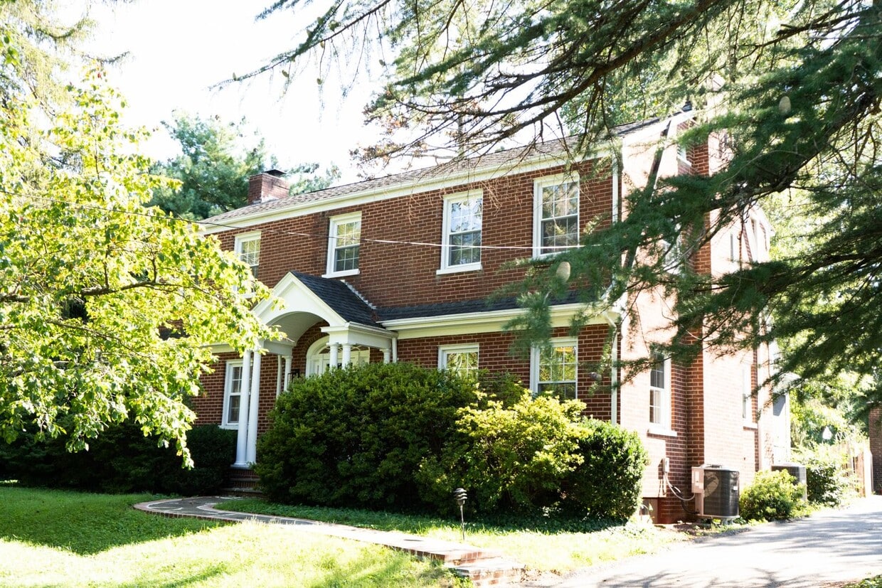 3 Bedroom Home Located Near UVA - 3 Bedroom Home Located Near UVA