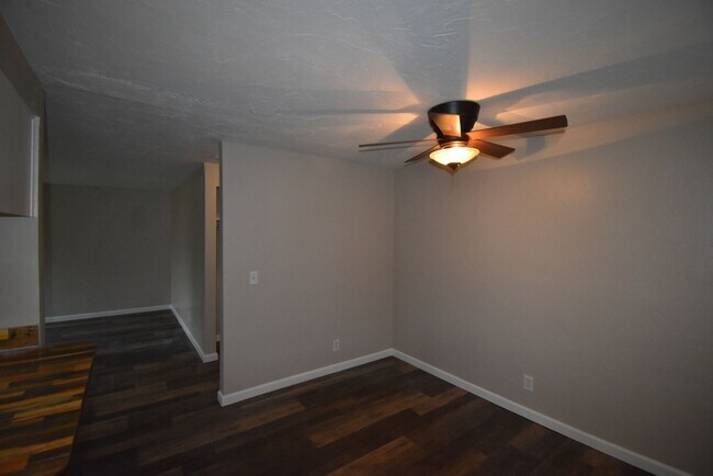 Foto del edificio - Modern home tucked away in the adorable little town of Brownsville.