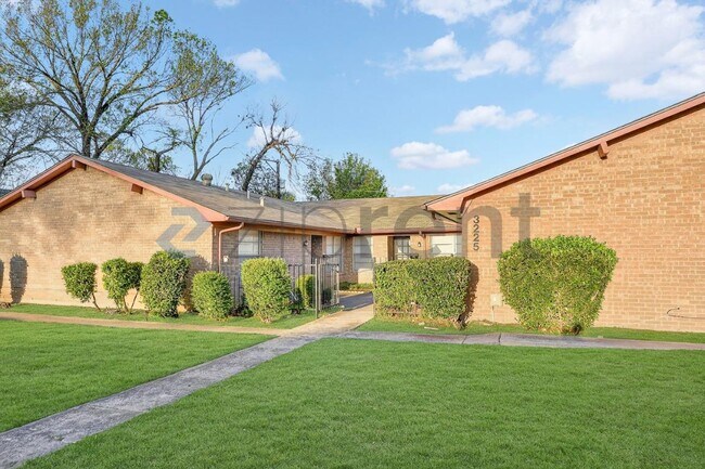 Foto del edificio - 3225 Crites St