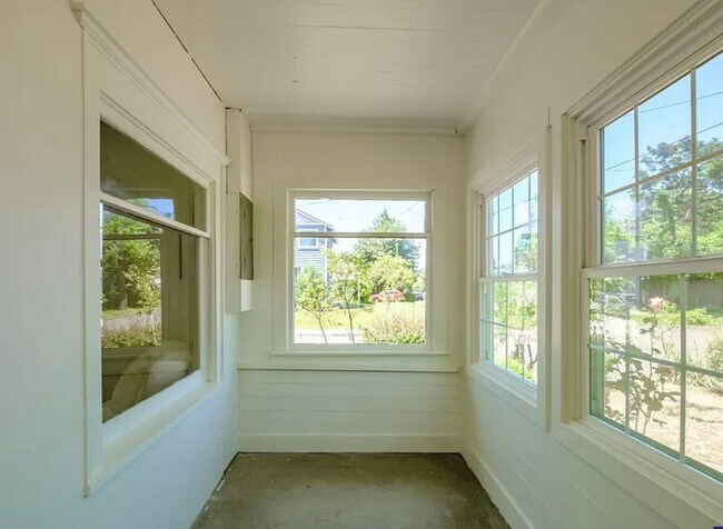 Foto del edificio - 3 Bedroom Home on Large Corner Lot!