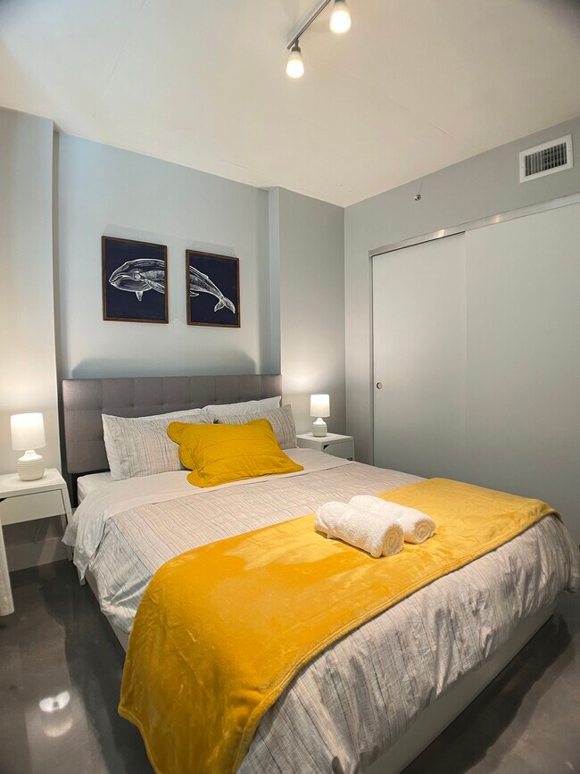 Segundo dormitorio con cama queen y baño en suite. - 6620 Indian Creek Dr