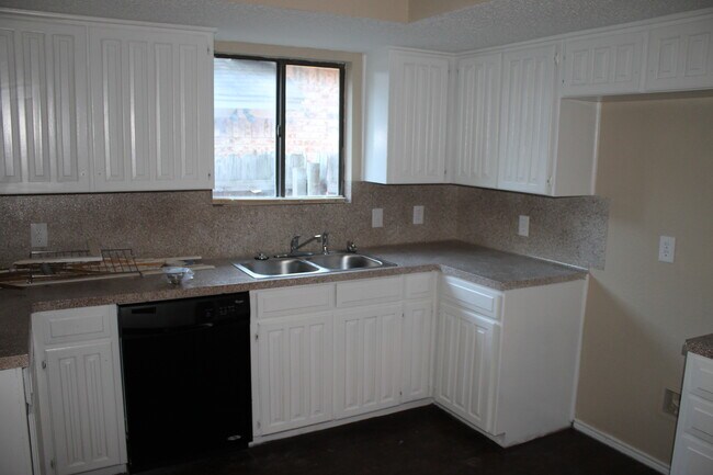 Foto del edificio - 717 Cross Ridge Circle North