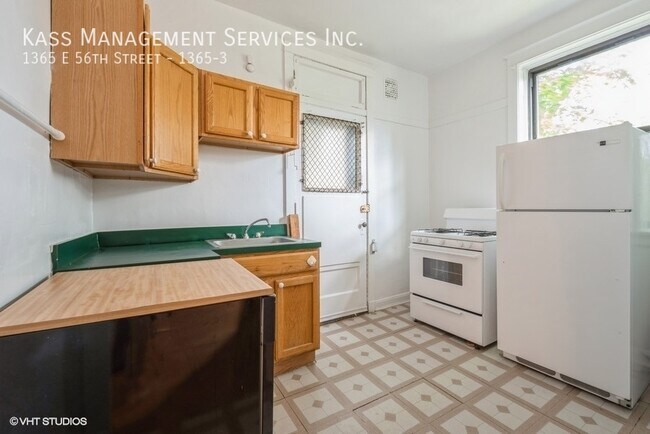 Building Photo - Huge 2br Hyde Park unit w/ heat, gas & wat...