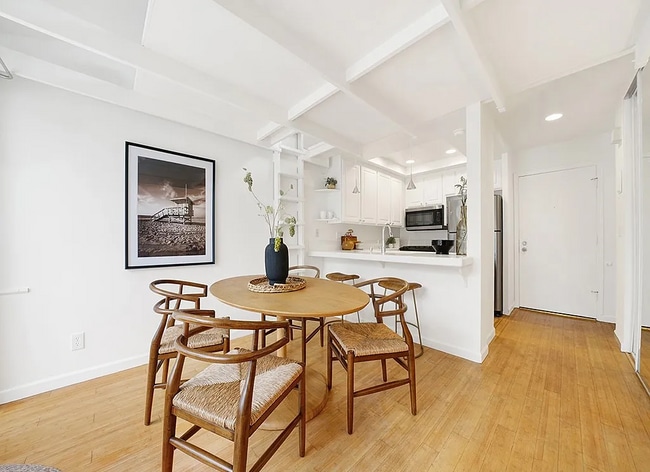 Building Photo - Unit 204