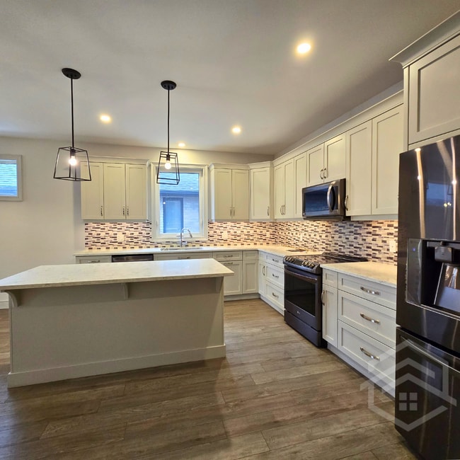 Photo du bâtiment - 4-Bedroom House Available in Tillsonburg !!