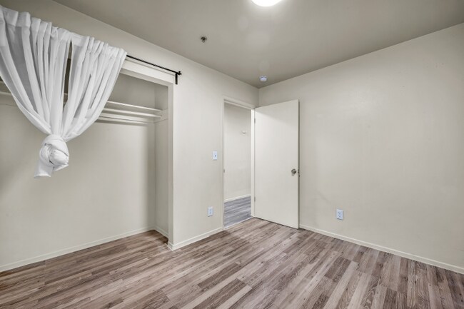 Foto del edificio - 5243 Huntington Dr N