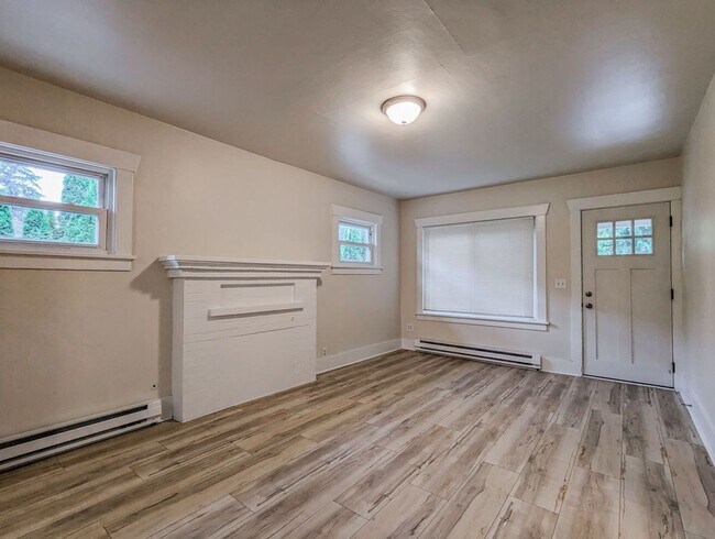 Building Photo - Charming & Fully updated 2 bed, 1.5 bath h...