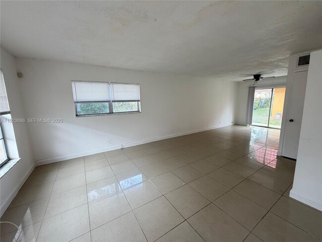 Foto del edificio - 5327 NW 27th St