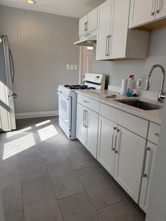 Building Photo - 1473 E Harry Ave