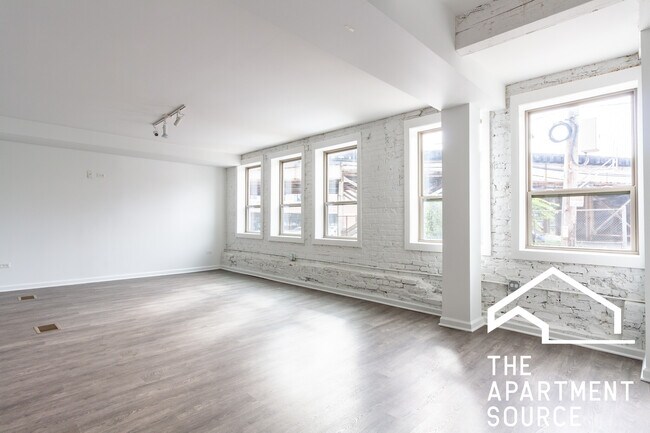 Building Photo - 932 W Dakin St