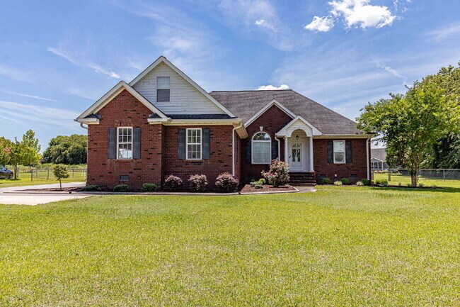 Foto del edificio - SPACIOUS Brick Home in Lane Tree (Goldsboro)! 3 Bedroom | 2 Bath w/ Bonus Room & 2-Car Garage