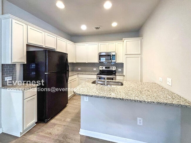 Building Photo - 1701 Logan Dr