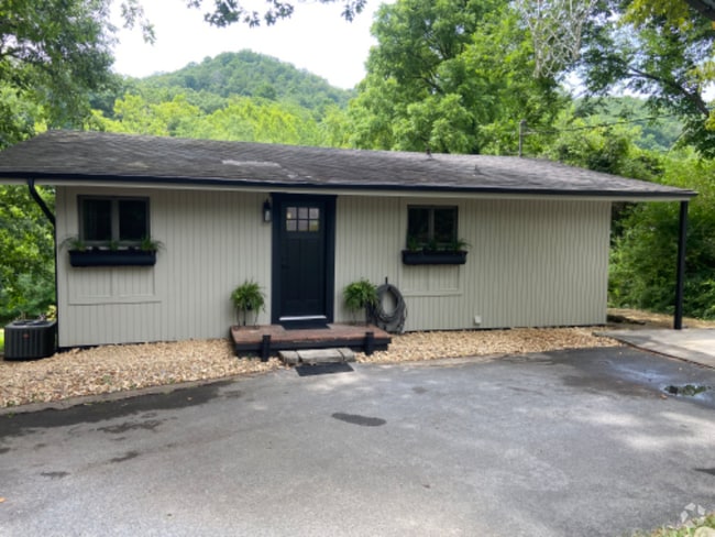 Building Photo - 115 Longwood Rd