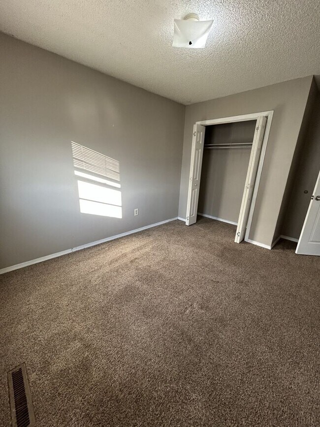 Foto del edificio - Cute and Cozy 2BR/1BA Duplex - with a Fresh Look