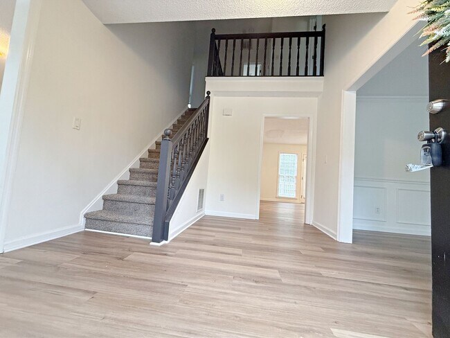 Building Photo - 3 bedroom Home with brand new Carpet and L...