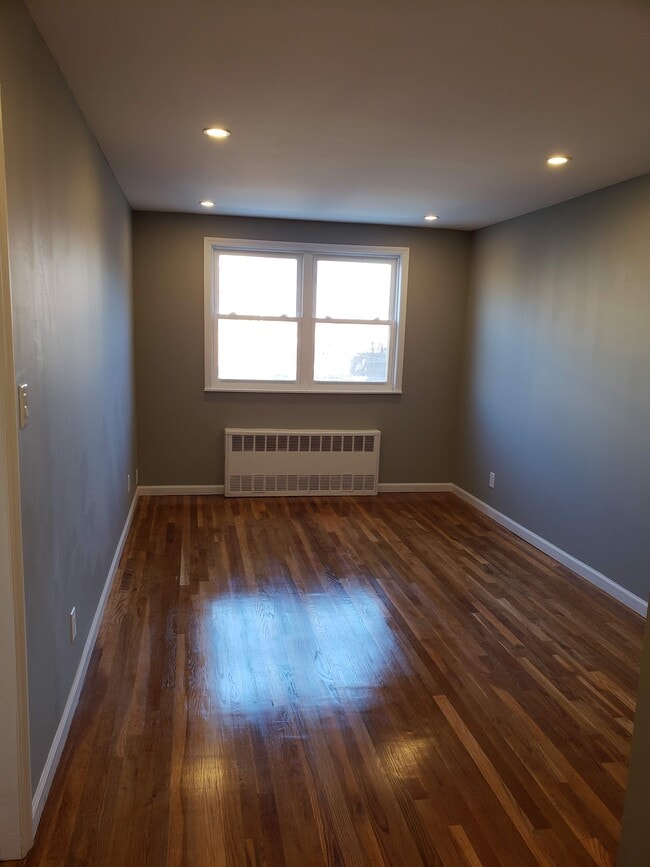 Living Room Natural Light - 761 E 101st St