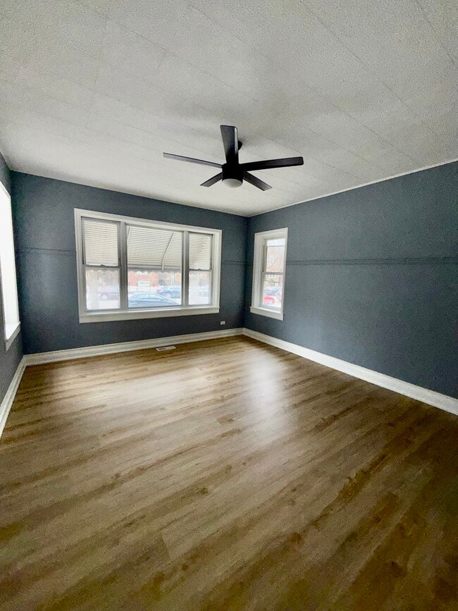 Foto del edificio - 1741 N Mayfield Ave