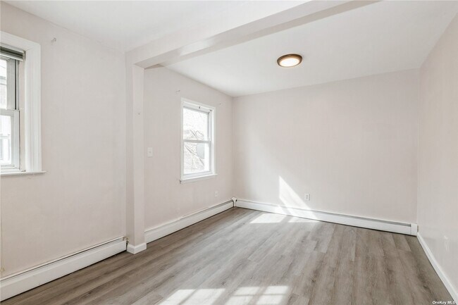Foto del edificio - 71-12 165th St