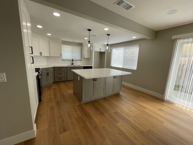 Building Photo - Remodeled Pool Home in Costa Mesa