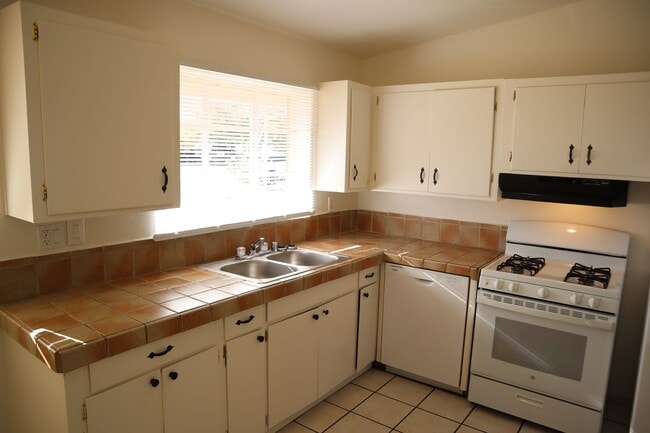 Building Photo - Great home Great price