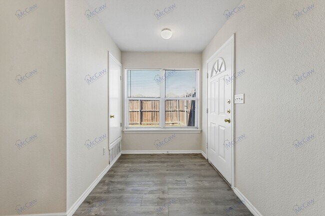 Building Photo - Charming 2/2/1 Duplex in Fort Worth!