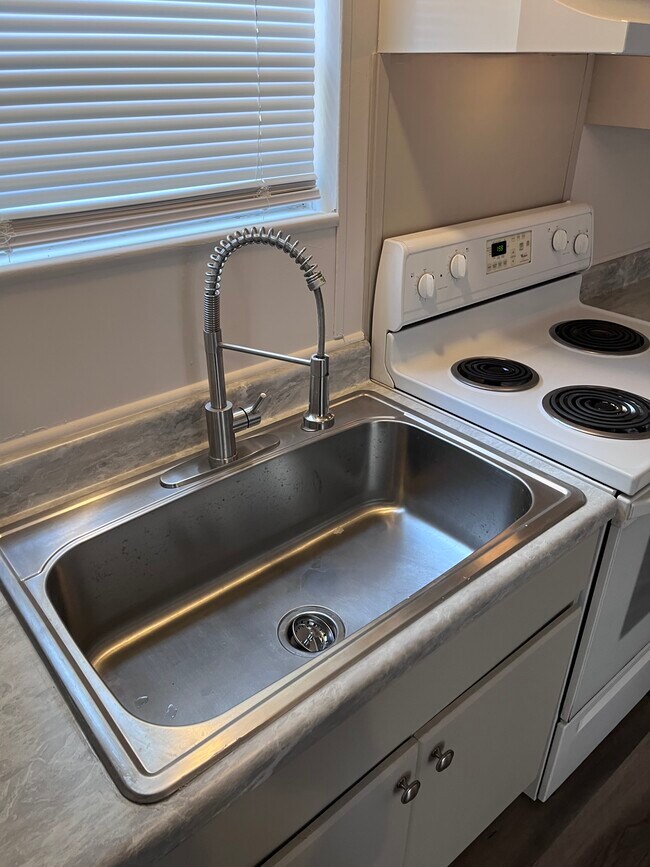 Foto del edificio - 4111 Daisy Ln