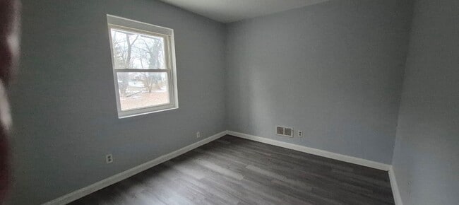 Building Photo - 210 N Cherrywood Ave